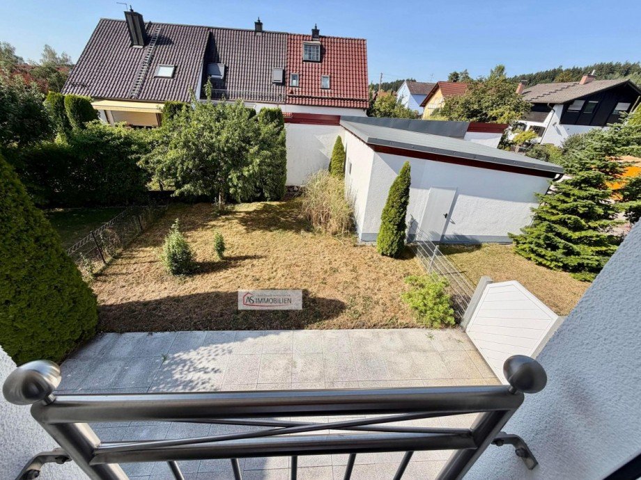 Blick aus Schlafzimmer zum Garten Haus - rechts Zweifamilienhaus Eichenau