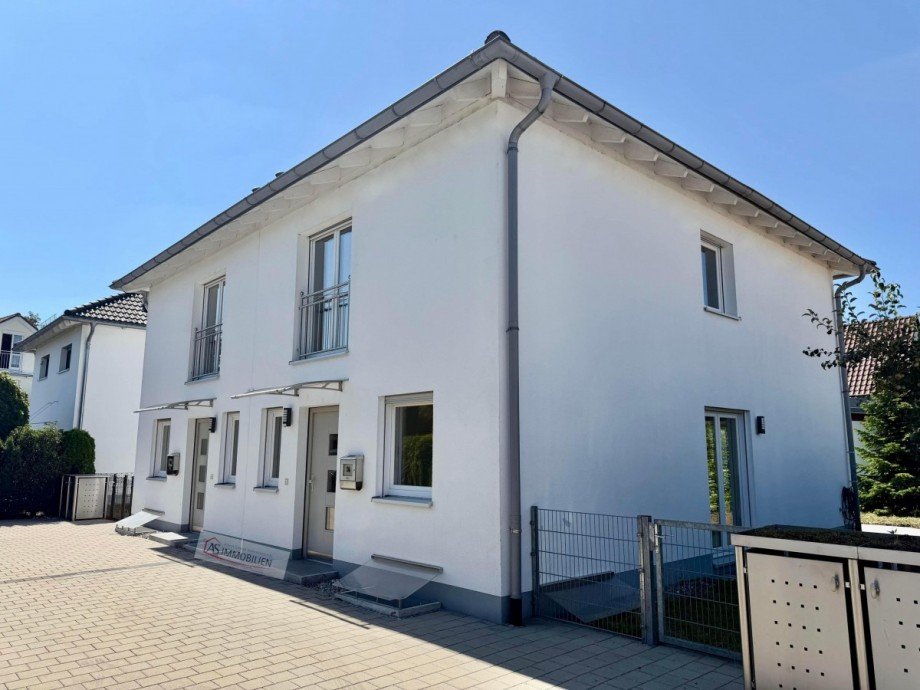 Hausansicht von der Einfahrt aus Zweifamilienhaus Eichenau