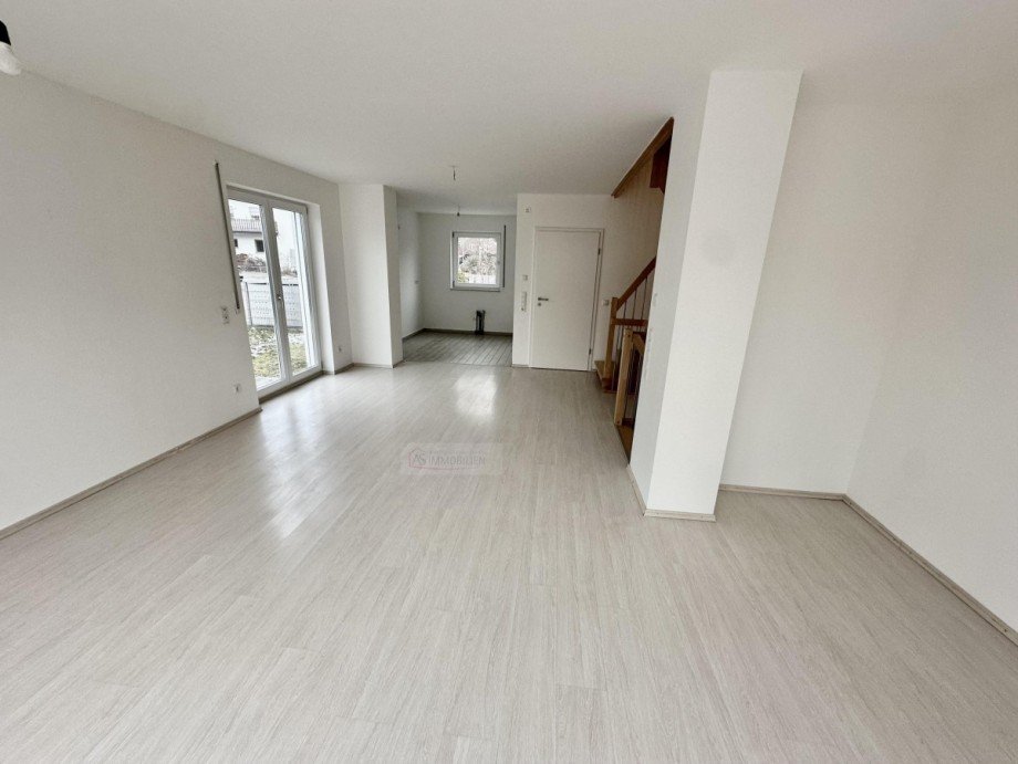 Vom Wohnzimmer aus zur K�che - links Zweifamilienhaus Eichenau