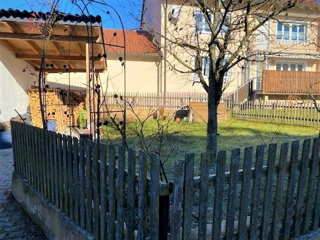 Kleiner Garten neben Einfahrt Einfamilienhaus Erdweg