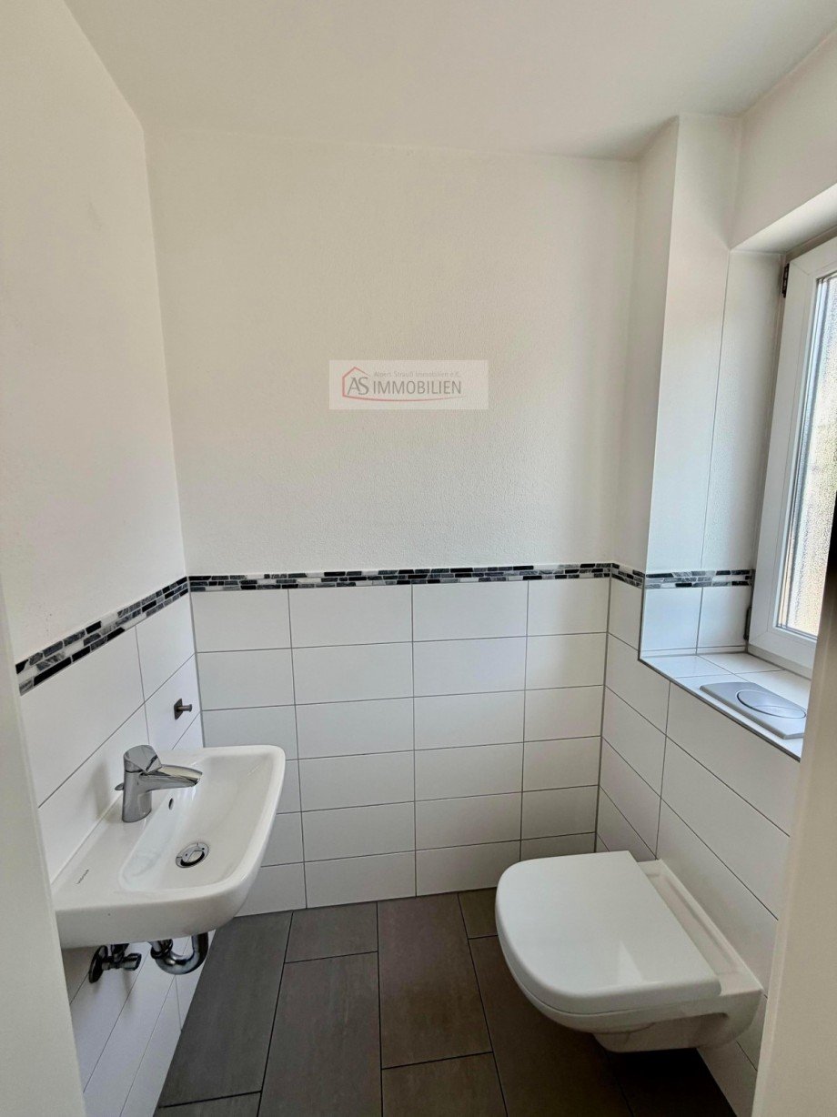 G�ste WC Haus rechts Zweifamilienhaus Eichenau