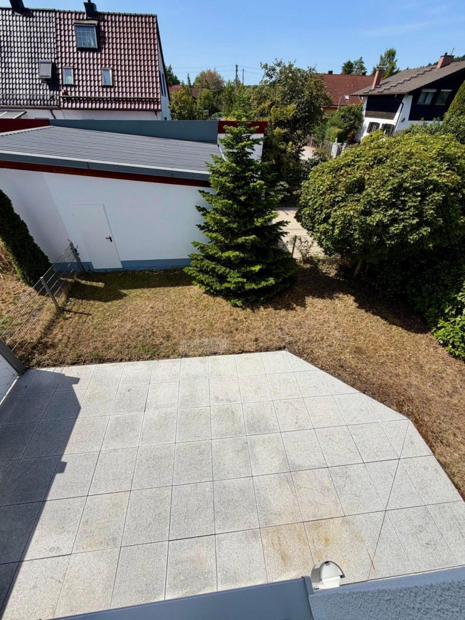 Blick auf Terrasse und Garten Doppelhaush�lfte Eichenau
