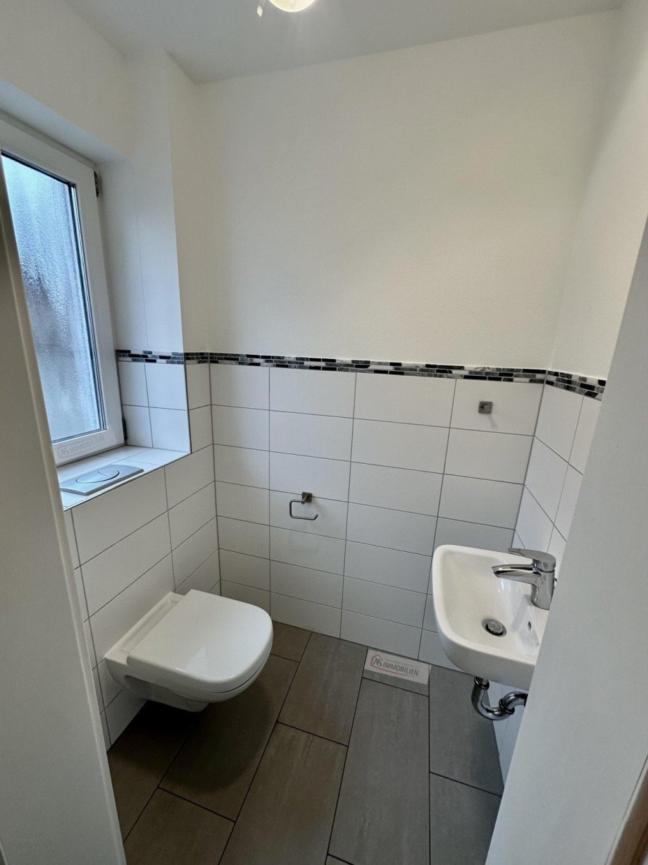G�ste Wc - links Zweifamilienhaus Eichenau