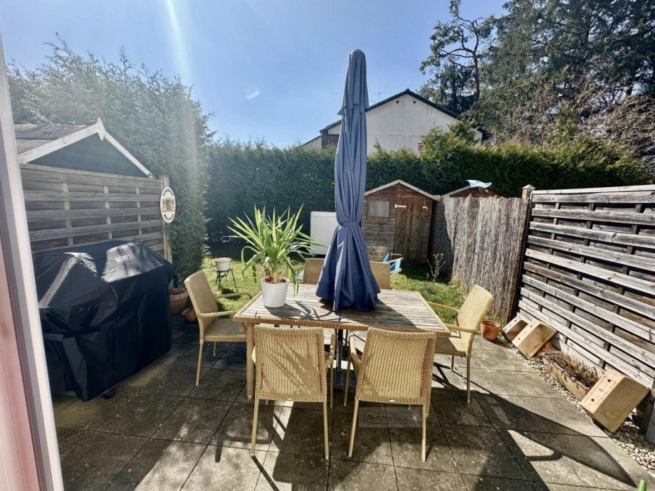 Blick �ber die Terrasse in den Garten Reihenmittelhaus M�nchen