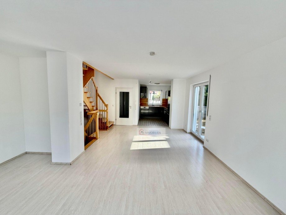 Blick vom Wohnzimmer zur K�che hin - rechts Zweifamilienhaus Eichenau