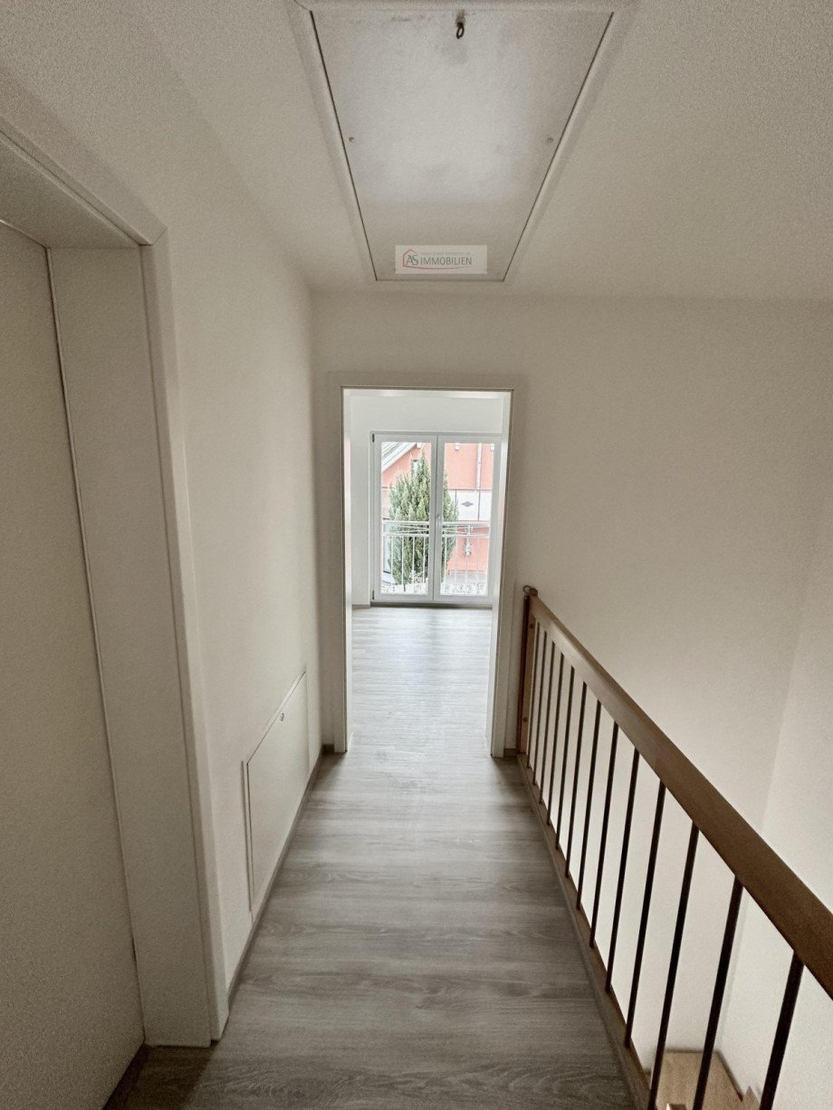 Flur DG - links - mit Zugang zum Spitzspeicher Zweifamilienhaus Eichenau