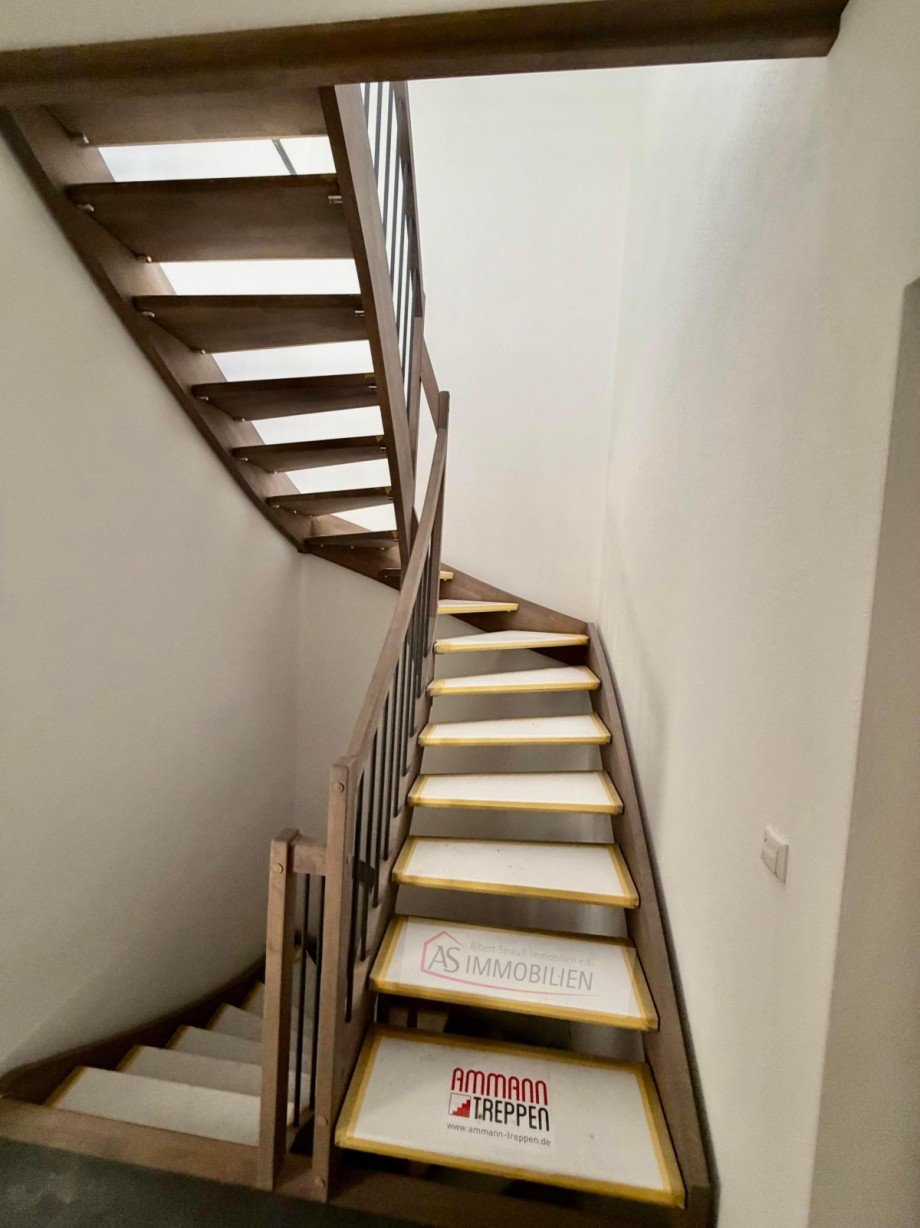 Treppenhaus vom Eingang aus zum DG und zum KG Dachgeschosswohnung Gr�felfing