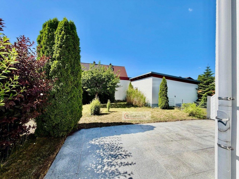 Garten und Terrassen Teilansicht Doppelhaush�lfte Eichenau