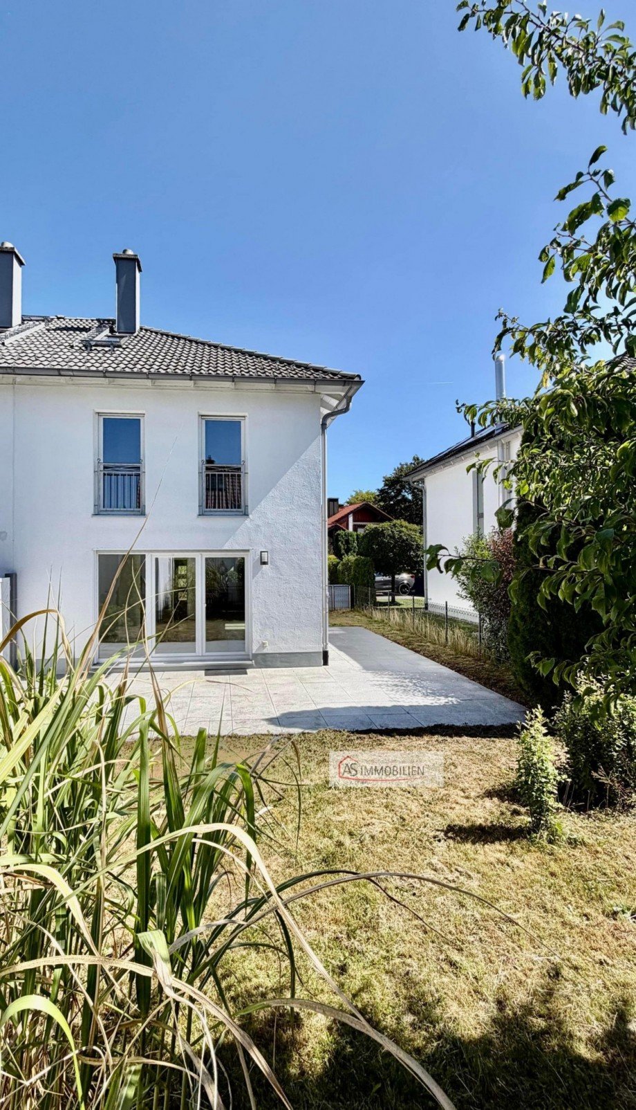 Blick vom Eingang der Garage zum Haus Doppelhaush�lfte Eichenau