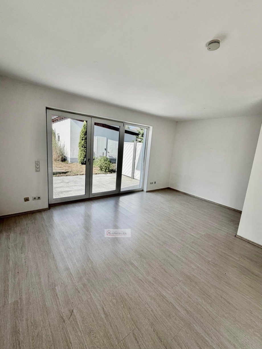Blick vom Wohnzimmer zur Terrasse - rechts Zweifamilienhaus Eichenau