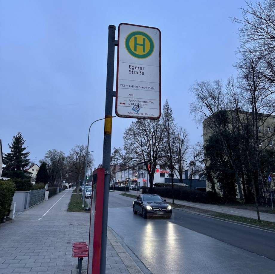 Bushaltestelle vor der Haust�re Dachgeschosswohnung Dachau