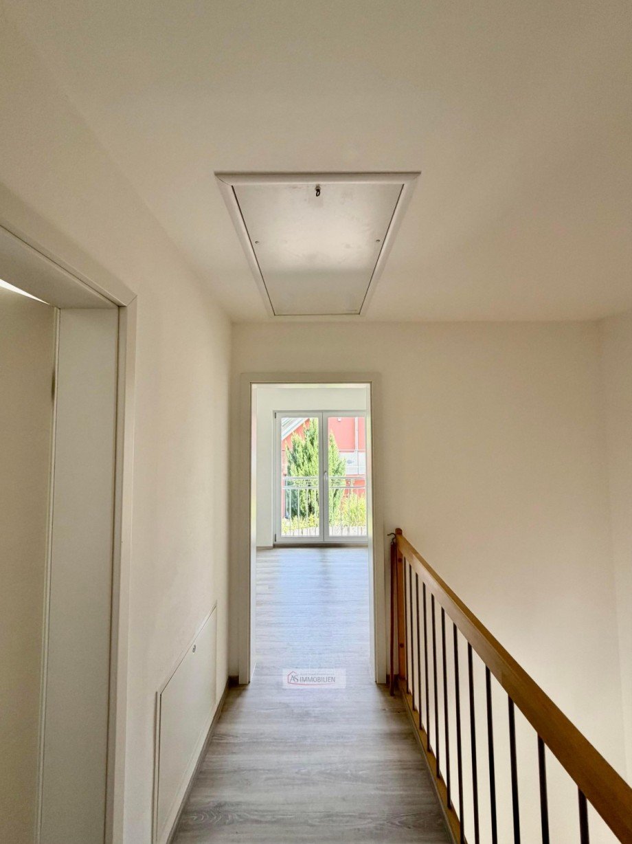 Flur mit Einschubtreppe zum Speicher Doppelhaush�lfte Eichenau