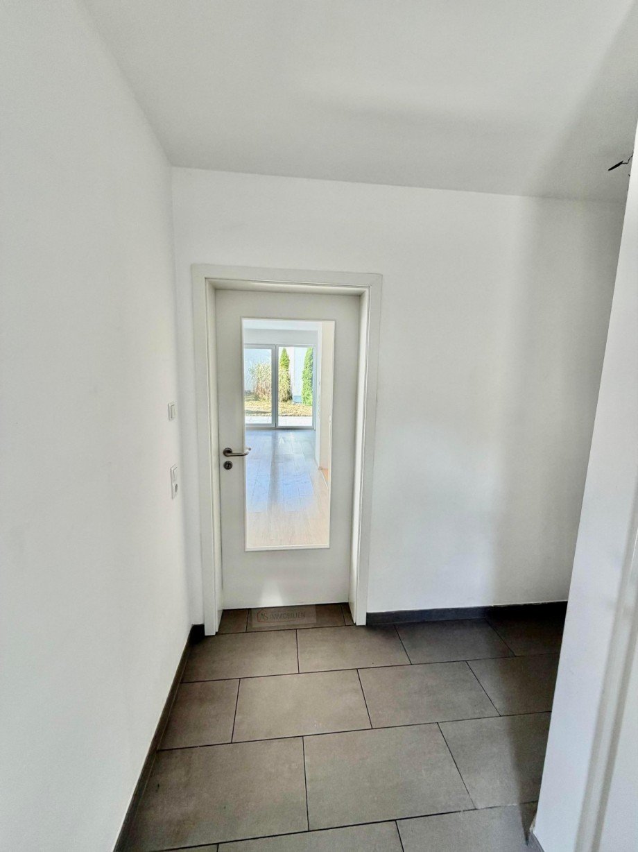 Blick vom Flur aus zum Wohnzimmer - rechts Zweifamilienhaus Eichenau