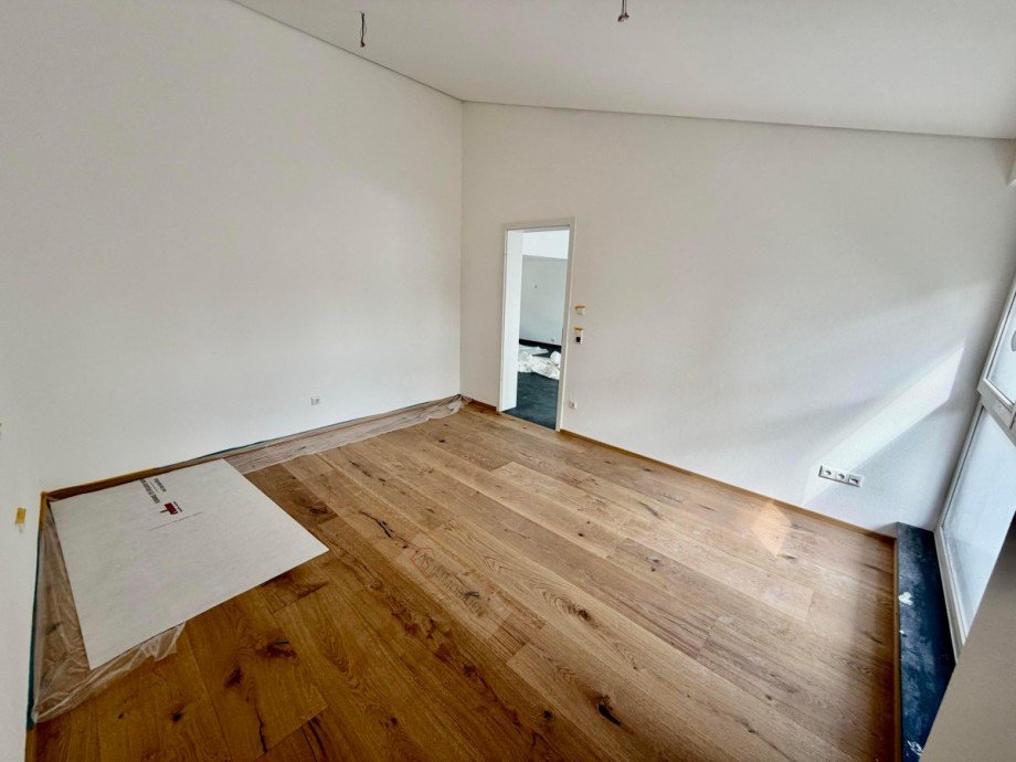 Schlafzimmer 2 zur T�re hin Dachgeschosswohnung Gr�felfing