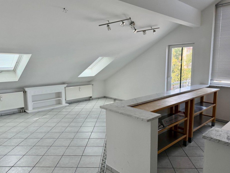 Ansicht mit geschlossenen Jalousien Dachgeschosswohnung Dachau