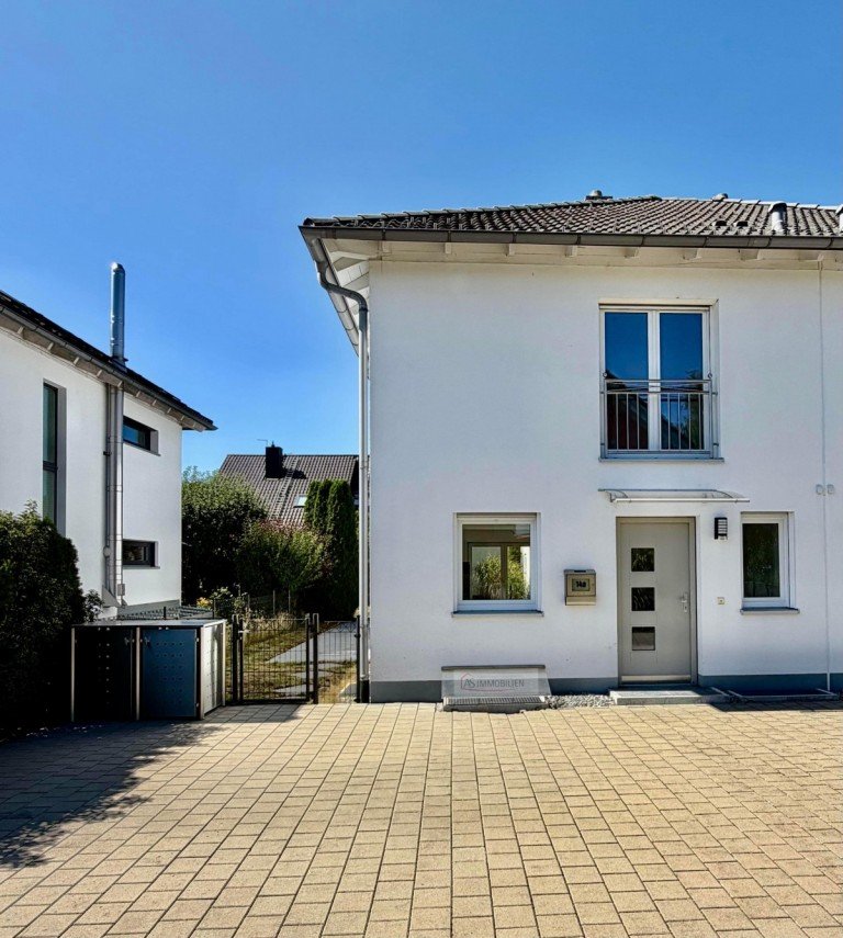 Hausansicht Eichenau Doppelhaush�lfte Provisionsfrei - Ruhige A+ DH in kosteng�nstiger WEG-Eigenverwaltung, 2 Stellpl�tze & 1 Garage