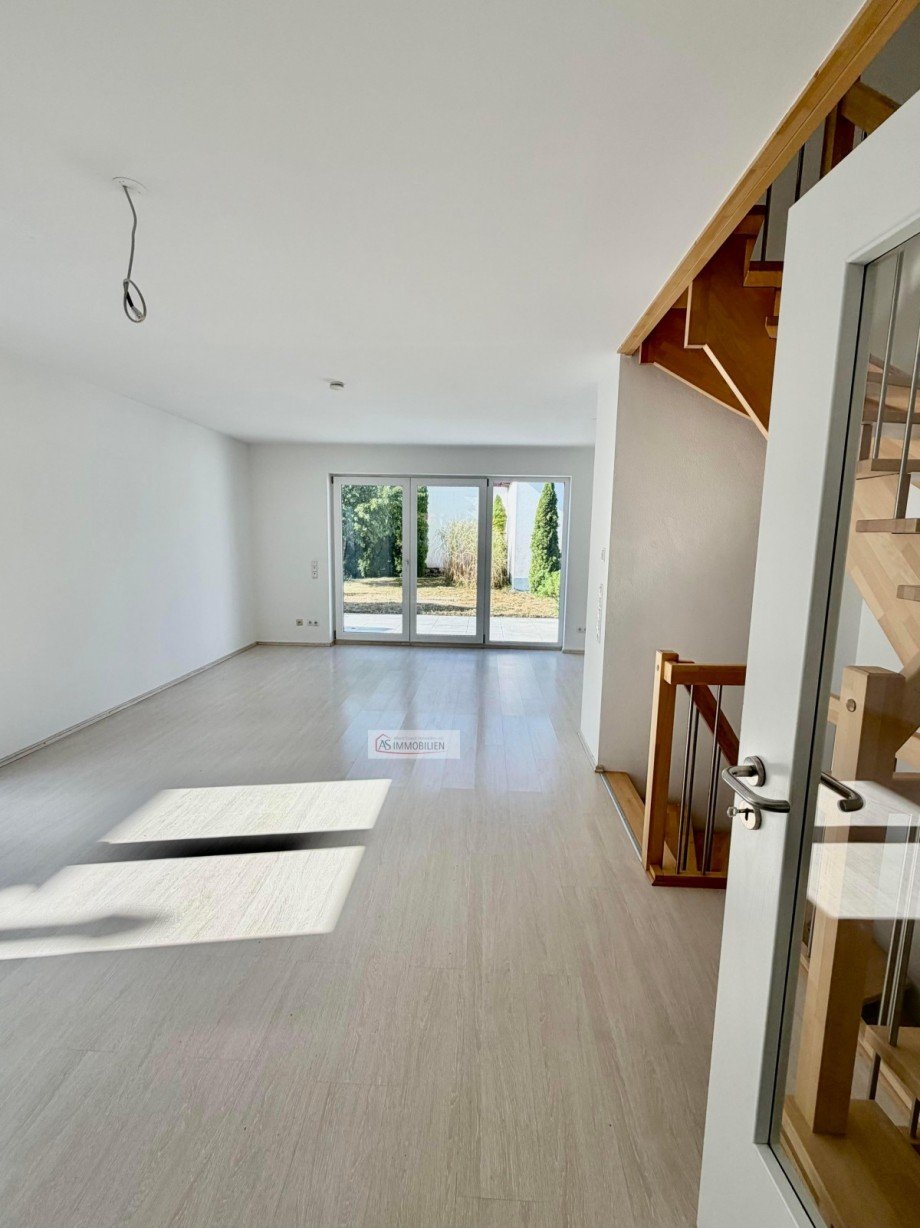 Blick ins Wohnzimmer - rechts Zweifamilienhaus Eichenau