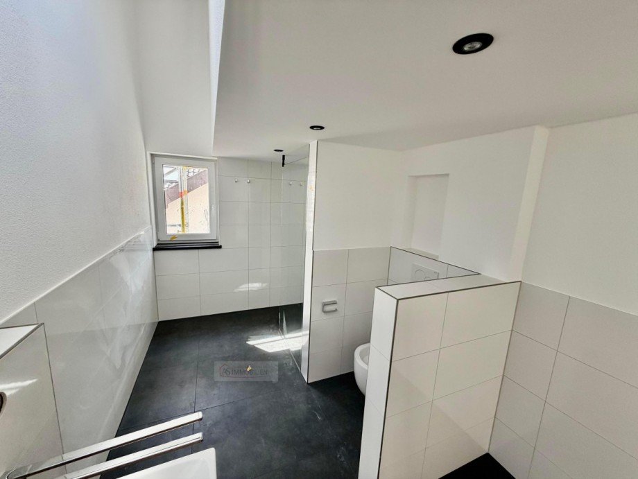 Badezimmer. Dachgeschosswohnung Gr�felfing
