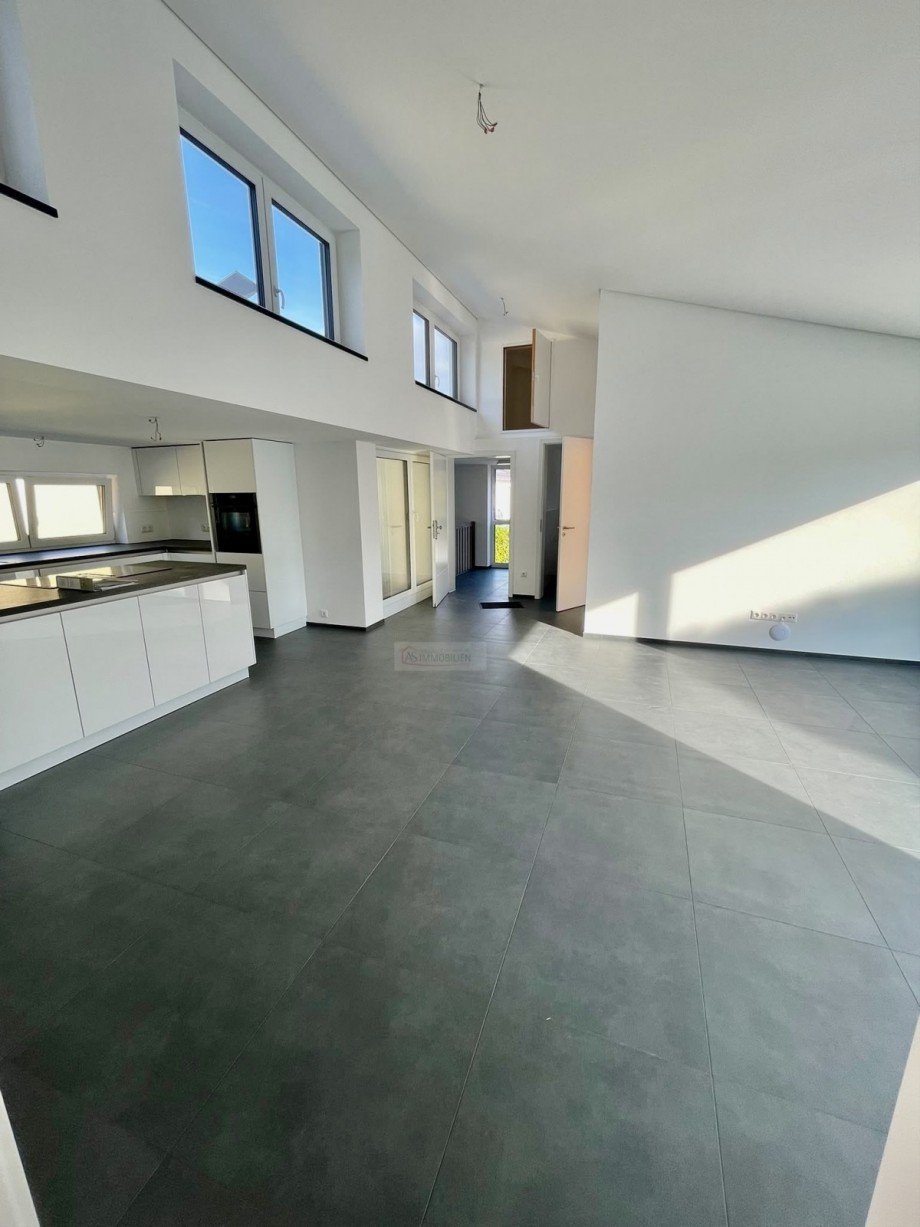 Blick zur K�che und Eingang sowie Speicher Dachgeschosswohnung Gr�felfing