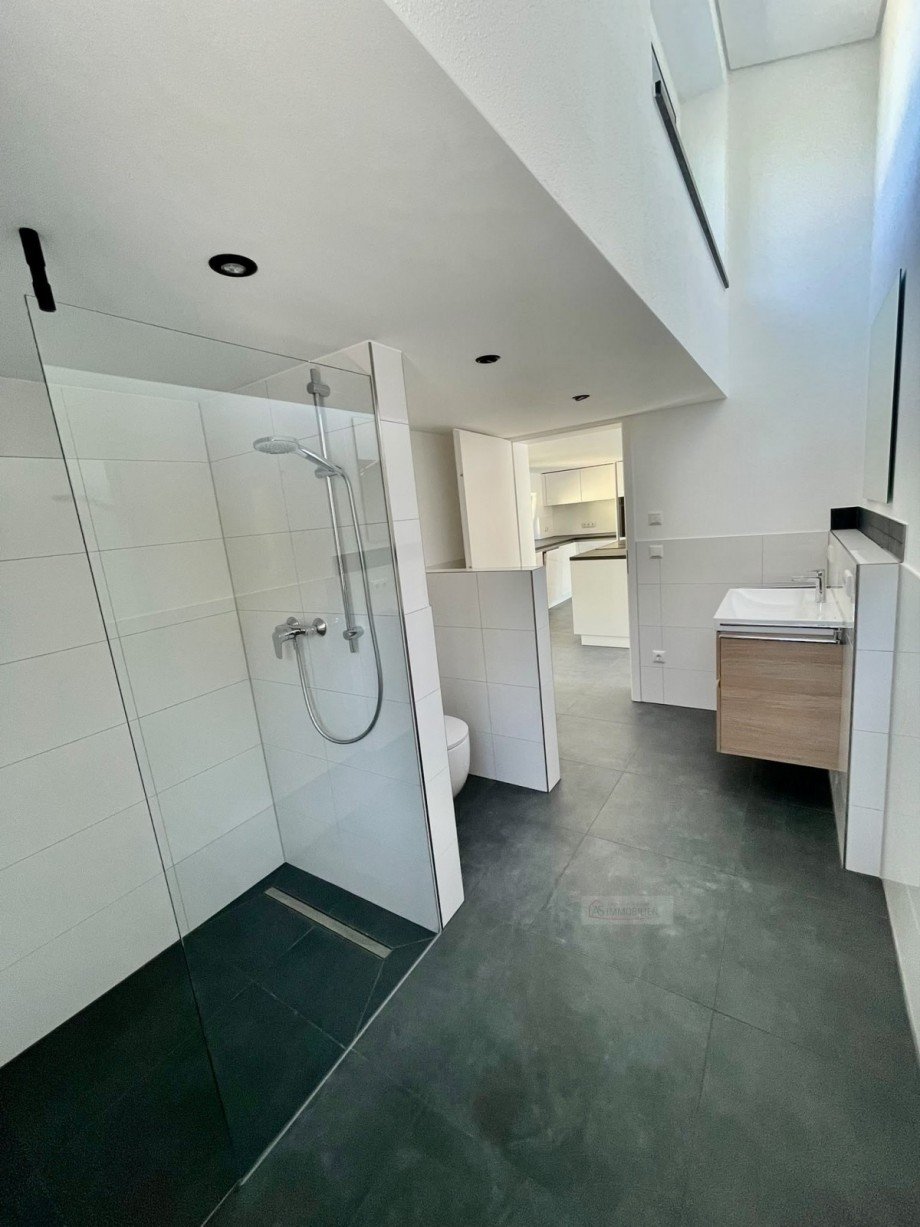 Bad mit Blick zur T�re Dachgeschosswohnung Gr�felfing