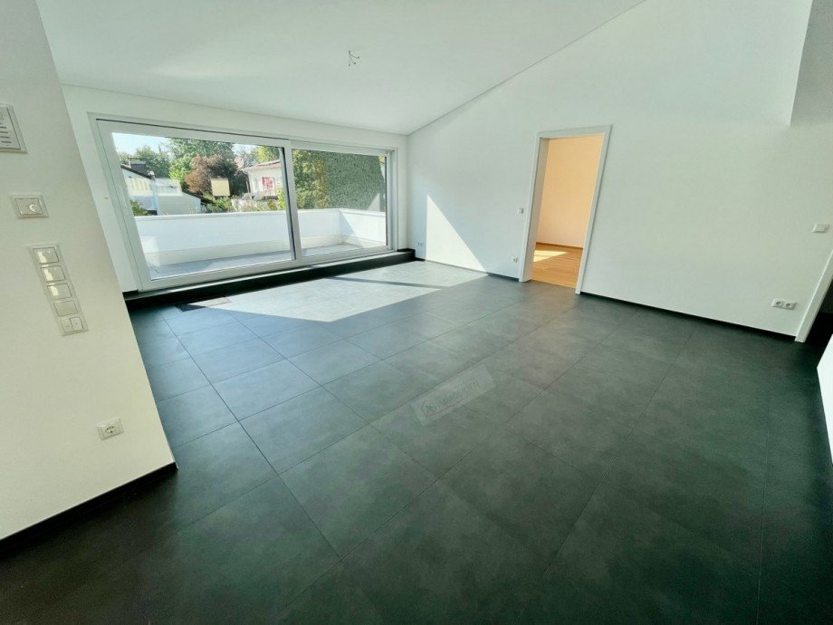 Blick zum Balkon und Zimmer 1 Dachgeschosswohnung Gr�felfing