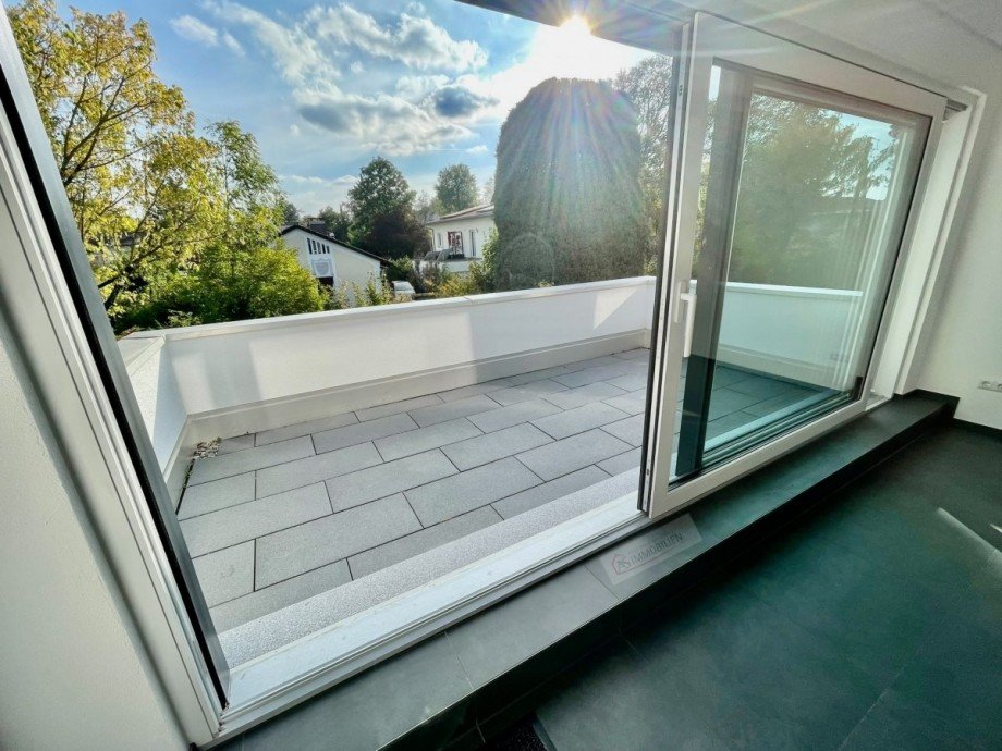 Sicht zum Balkon Dachgeschosswohnung Gr�felfing