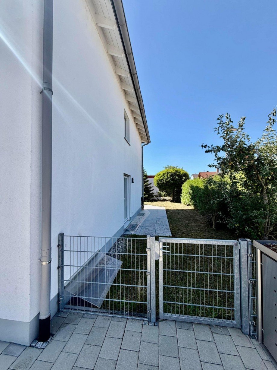 Zugang zum Garten Doppelhaush�lfte Eichenau