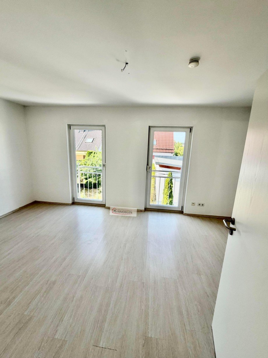 Schlafzimmer zum Garten hin Haus - rechts Zweifamilienhaus Eichenau