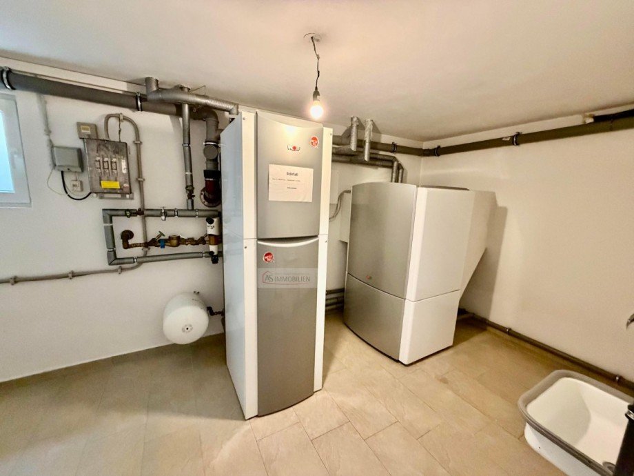 Technikraum mit W�rmepumpe - rechts Zweifamilienhaus Eichenau