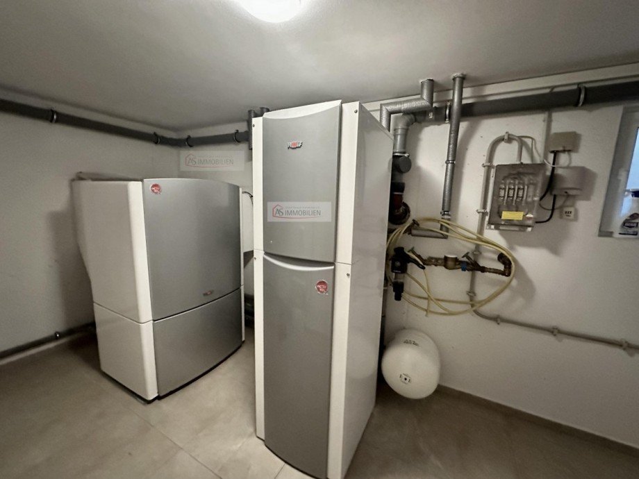 Technik mit W�rmepumpe - links Zweifamilienhaus Eichenau