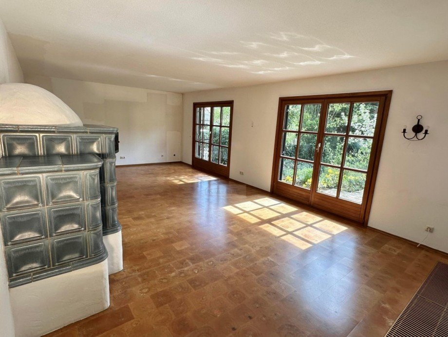 Blick vom E�zimmer ins Wohnzimmer Einfamilienhaus We�ling