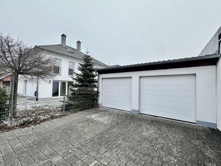 Haus Nr. 14 mit den zwei Garagen Zweifamilienhaus Eichenau