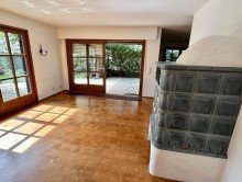 Blick durchs Wohnzimmer - Richtung Schiebet�re Terasse Freistehendes EFH, Oberbayerischer Landhausstil, N�he We�linger See und S-Bahnhof -Hochwassersicher!